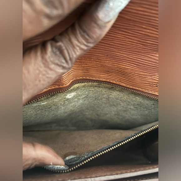 Louis Vuitton - Picture 6 of 12